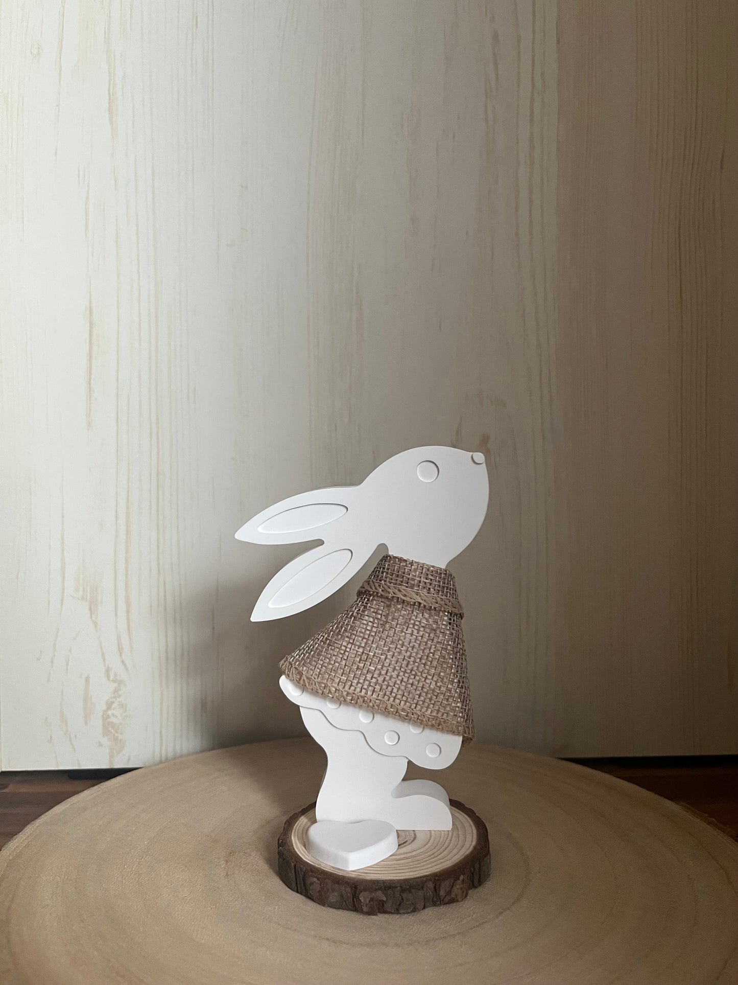 Hasenmädchen mit Jutekleid, Herzchen und kleiner Baumscheibe