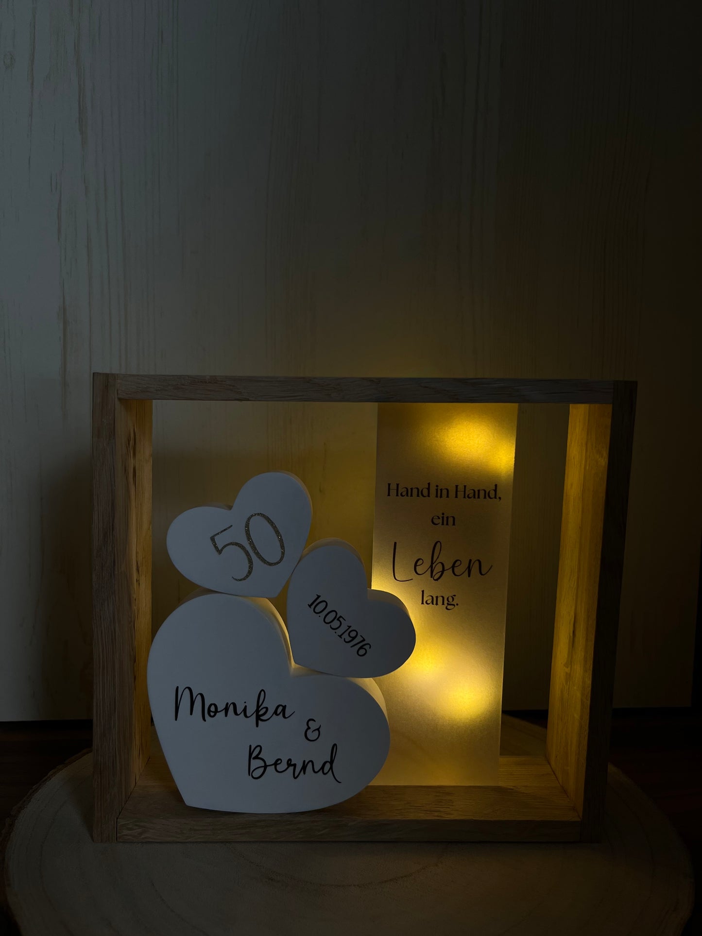 Holzrahmen Goldene Hochzeit, personalisierte Herzen mit Namen und Datum, Spruch auf Transparentpapier und LED-Lichterkette
