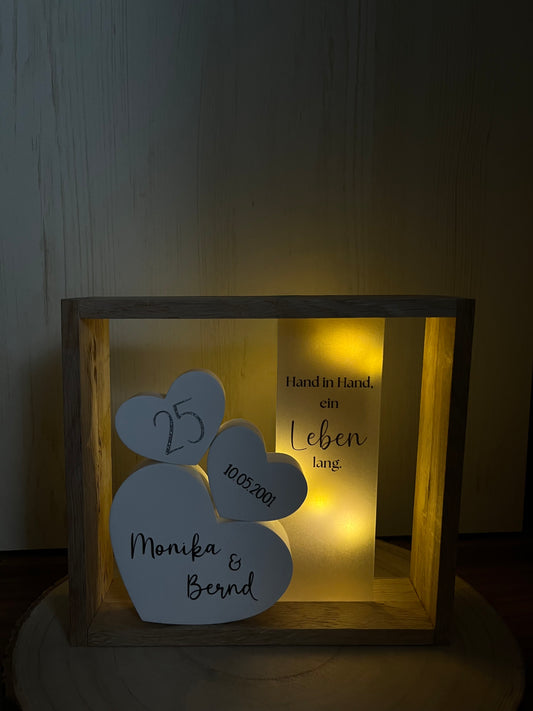 Holzrahmen Silberne Hochzeit, personalisierte Herzen mit Namen und Datum, Spruch auf Transparentpapier und LED-Lichterkette