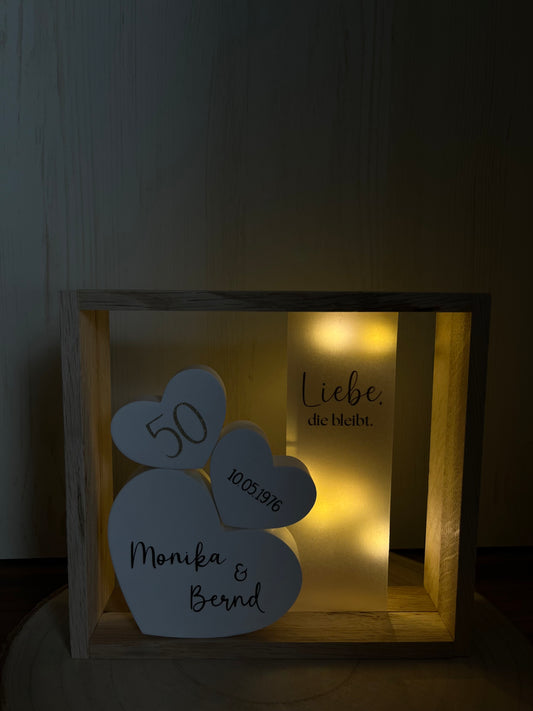 Holzrahmen Goldene Hochzeit, personalisierte Herzen mit Namen und Datum, Spruch auf Transparentpapier und LED-Lichterkette