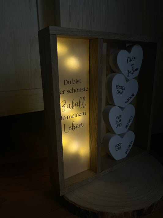 Holzrahmen Liebe, personalisierte Herzen mit Namen und Daten, Spruch auf Transparentpapier und LED-Lichterkette