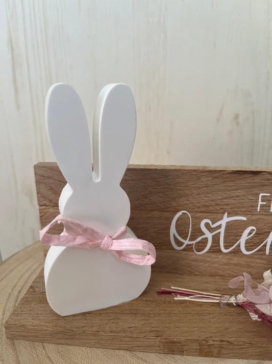 Hase stehend mit Klötzchenleiste, Blumen, Schleife und Text