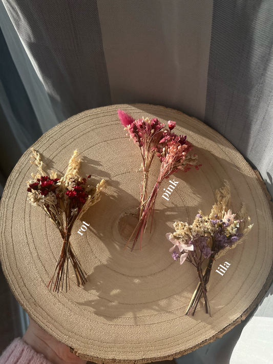 Hasenmädchen mit Blumen, Klötzchenleiste und Text