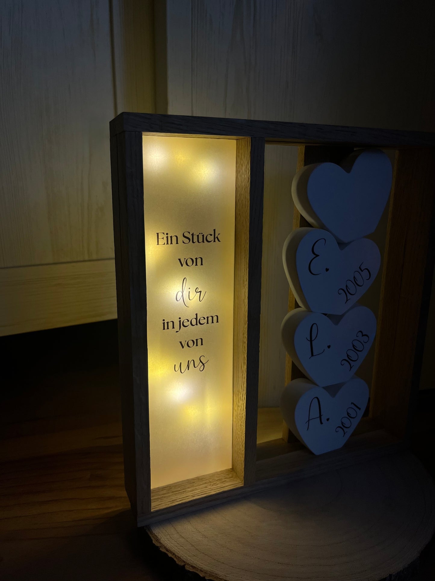 Holzrahmen Kinderinitialen, drei Anfangsbuchstaben mit Geburtsjahr, Spruch auf Transparentpapier und Lichterkette