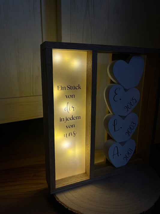Holzrahmen Kinderinitialen, drei Anfangsbuchstaben mit Geburtsjahr, Spruch auf Transparentpapier und LED-Lichterkette