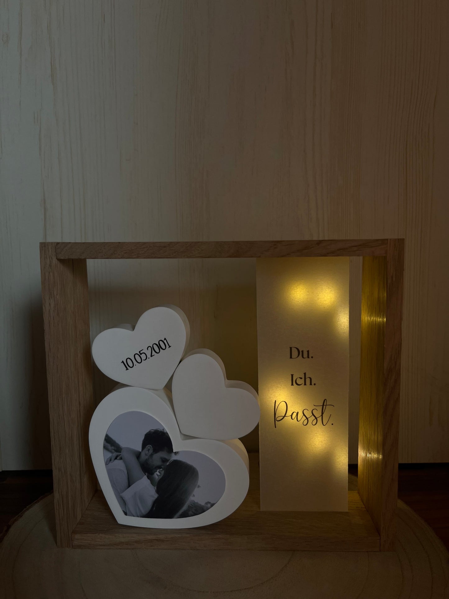 Holzrahmen Liebe, personalisierte Herzen mit Foto und Datum, Spruch auf Transparentpapier und LED-Lichterkette