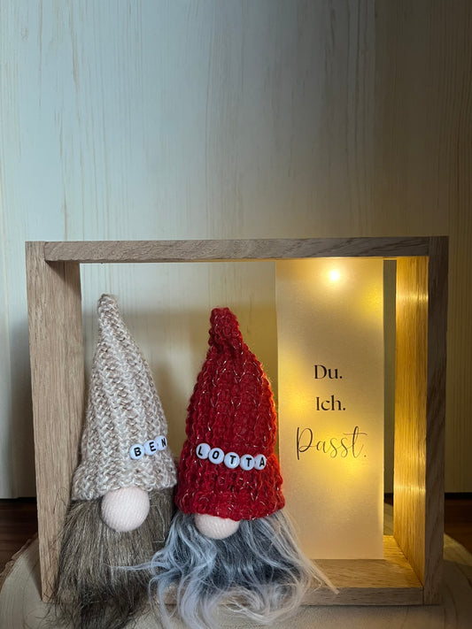 Holzrahmen Wichtel, zwei Wichtel mit Namenskette, Spruch auf Transparentpapier und LED-Lichterkette
