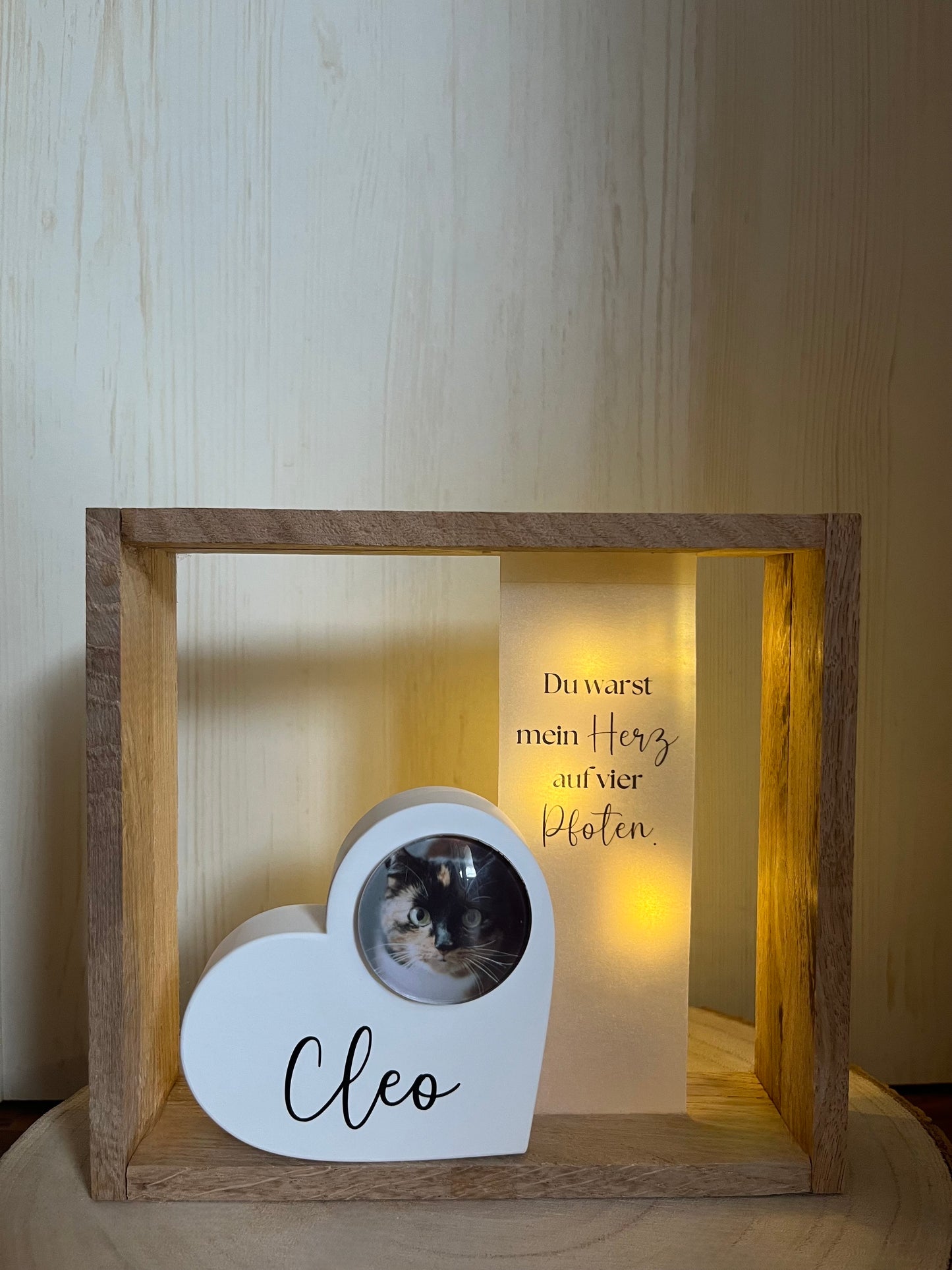 Trauerholzrahmen "Katze", Herz mit Foto, Spruch auf Transparentpapier und Lichterkette
