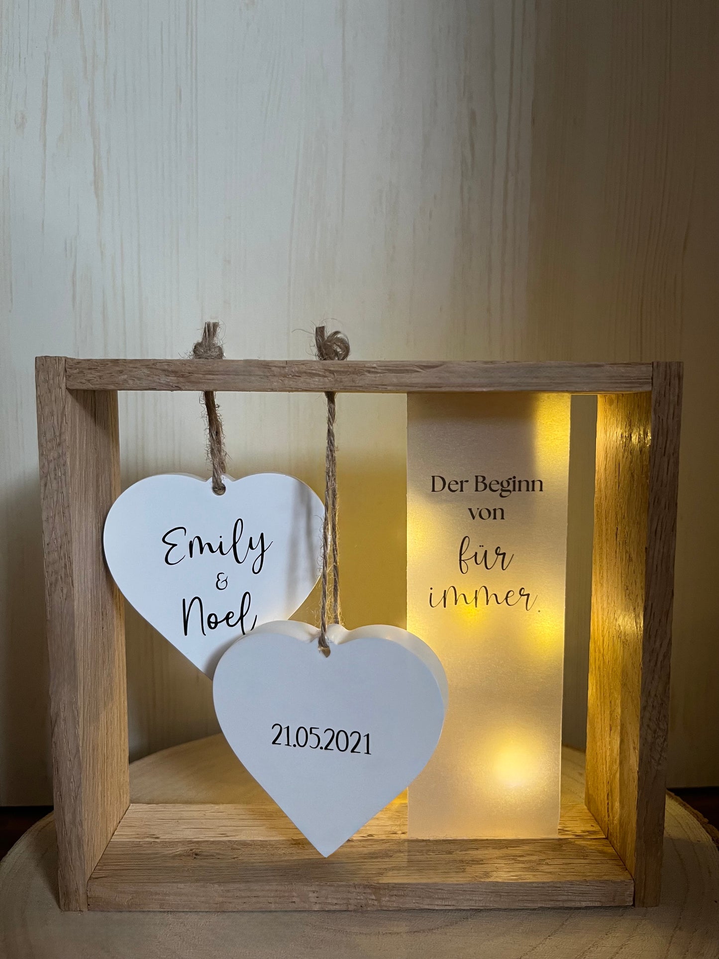 Holzrahmen Hochzeit, zwei Herzen mit Namen und Datum, Spruch auf Transparentpapier und Lichterkette