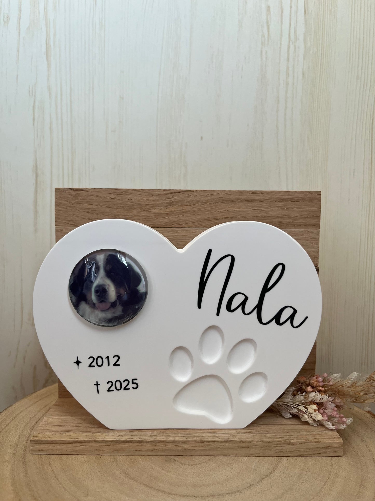 Herz mit Pfote und Foto, Klötzchenwand und Blumen