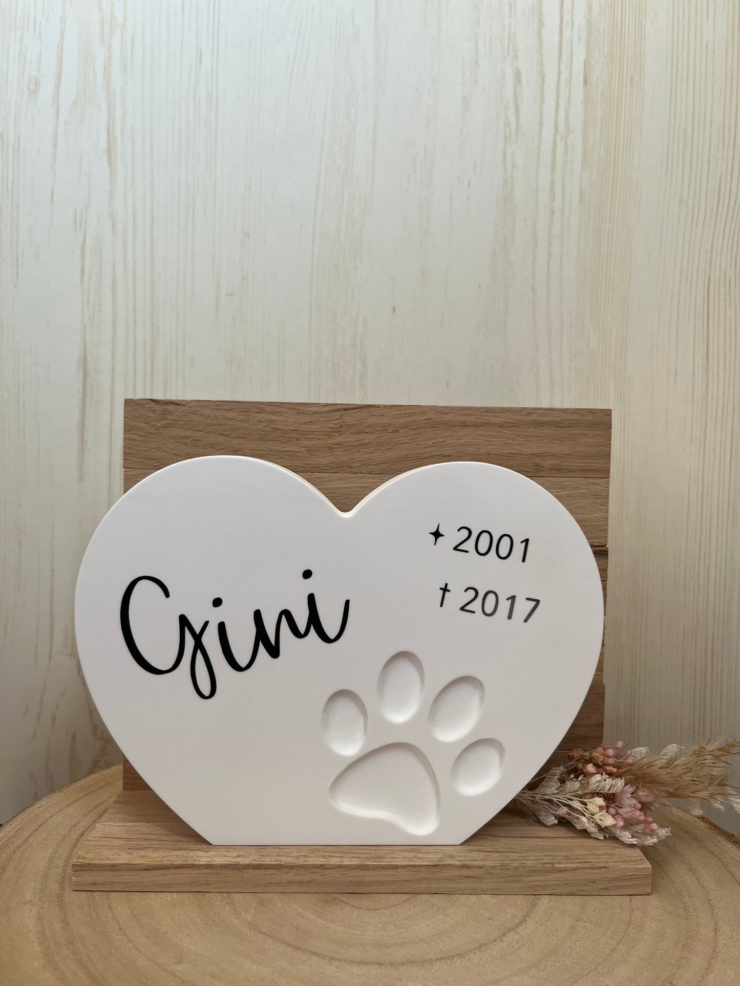 Herz mit Pfote, Klötzchenwand und Blumen