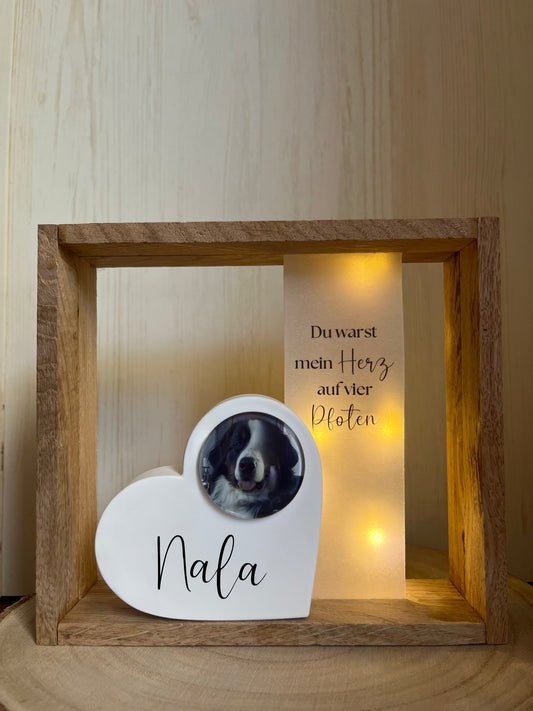 Trauerholzrahmen "Hund", Herz mit Foto, Spruch auf Transparentpapier und LED-Lichterkette