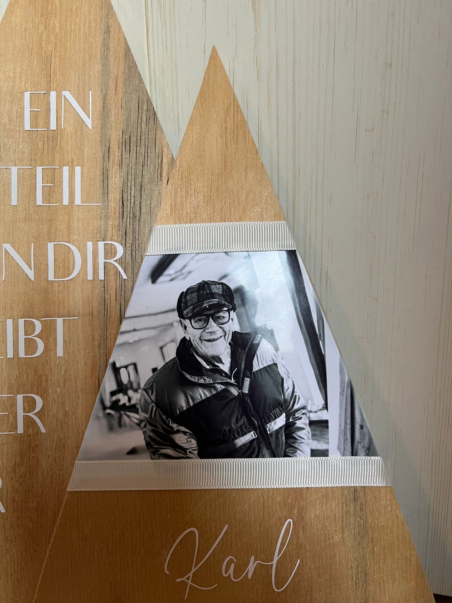 Trauerbaum mit Foto, Namen und Spruch