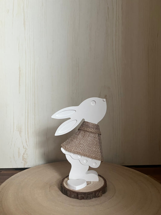 Hasenmädchen mit Jutekleid, Herzchen und kleiner Baumscheibe