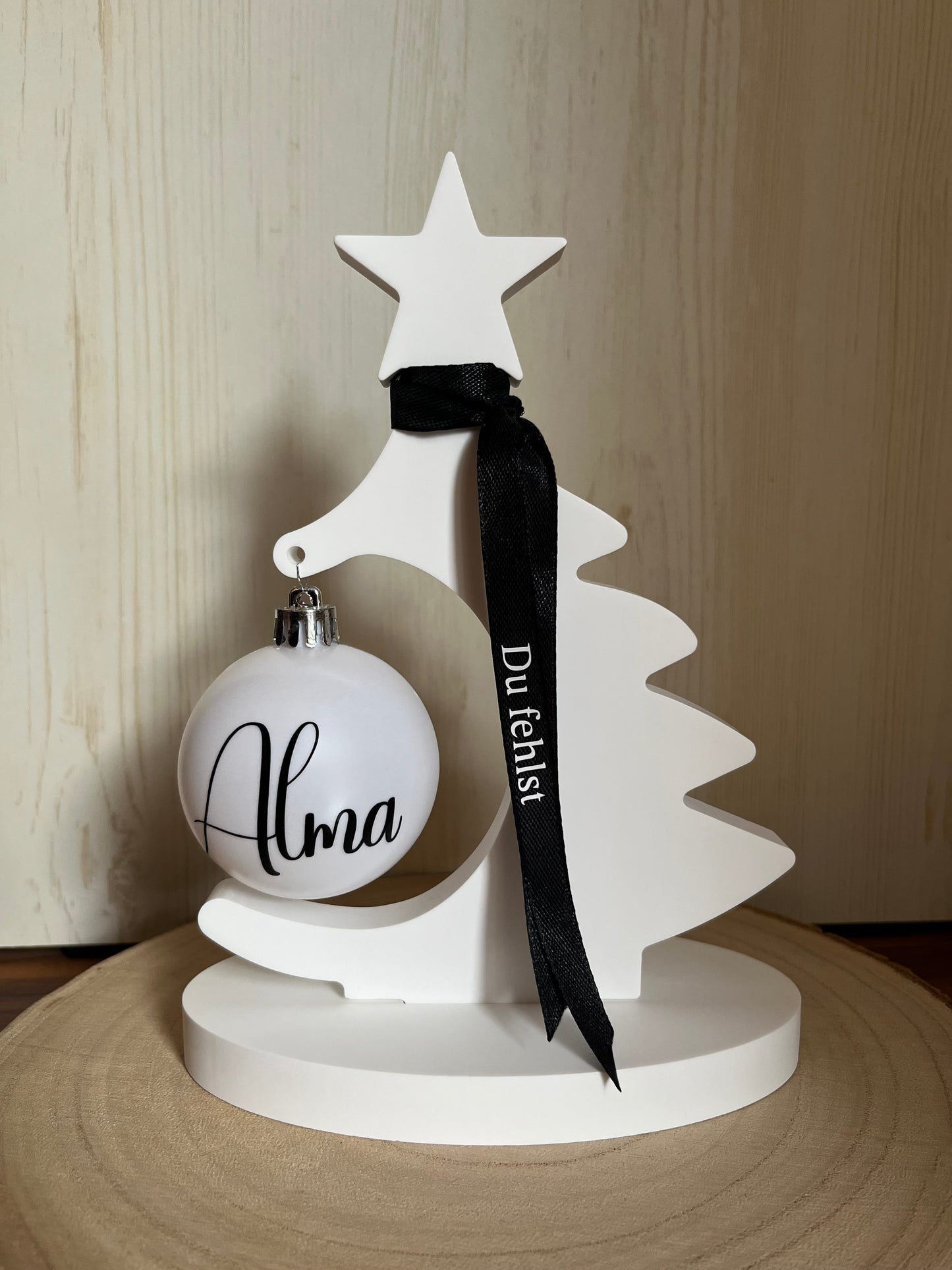 Erinnerungsbäumchen mit personalisierter Weihnachtskugel aus Kunststoff, schwarzer Banderole und Spruch