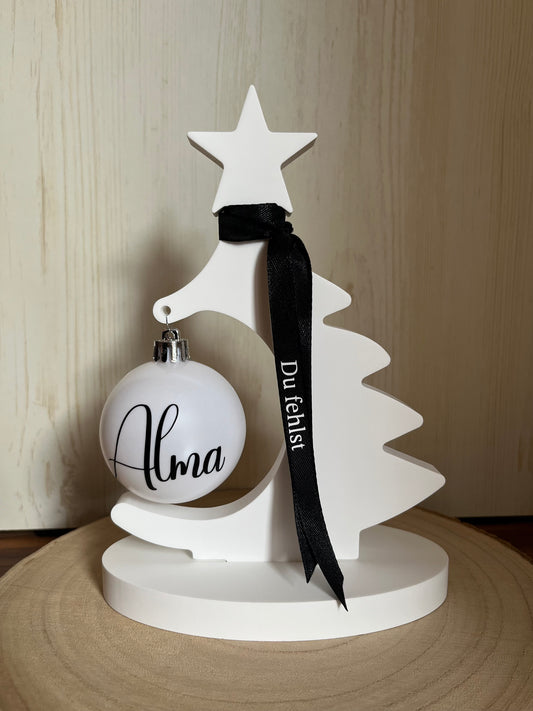 Erinnerungsbäumchen mit personalisierter Weihnachtskugel aus Kunststoff, schwarzer Banderole und Spruch
