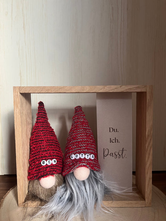 Holzrahmen Wichtel, zwei Wichtel mit Namenskette, Spruch auf Transparentpapier und Lichterkette