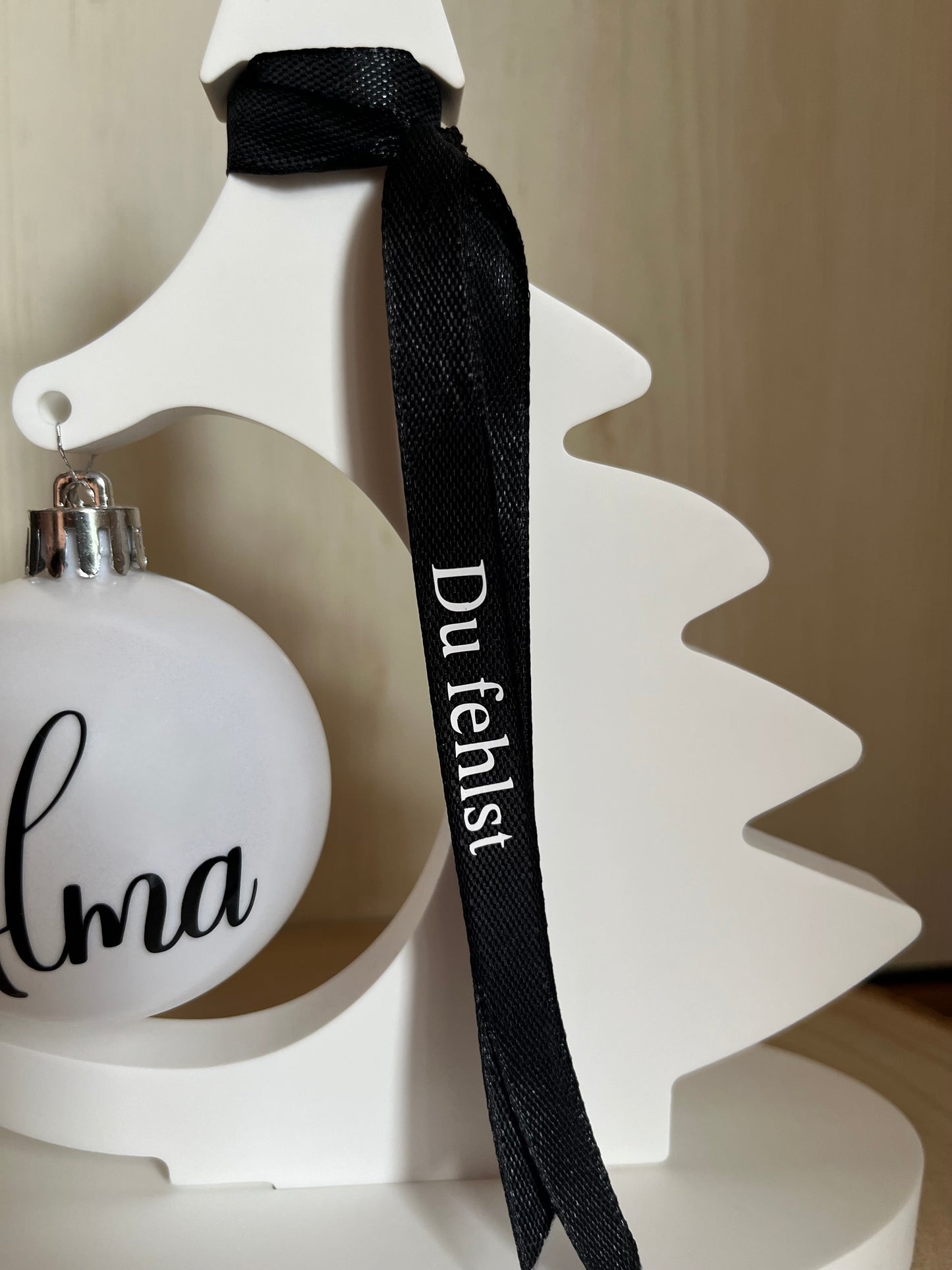Erinnerungsbäumchen mit personalisierter Weihnachtskugel aus Kunststoff, schwarzer Banderole und Spruch