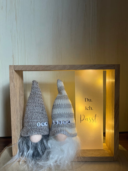Holzrahmen Wichtel, zwei Wichtel mit Namenskette, Spruch auf Transparentpapier und LED-Lichterkette