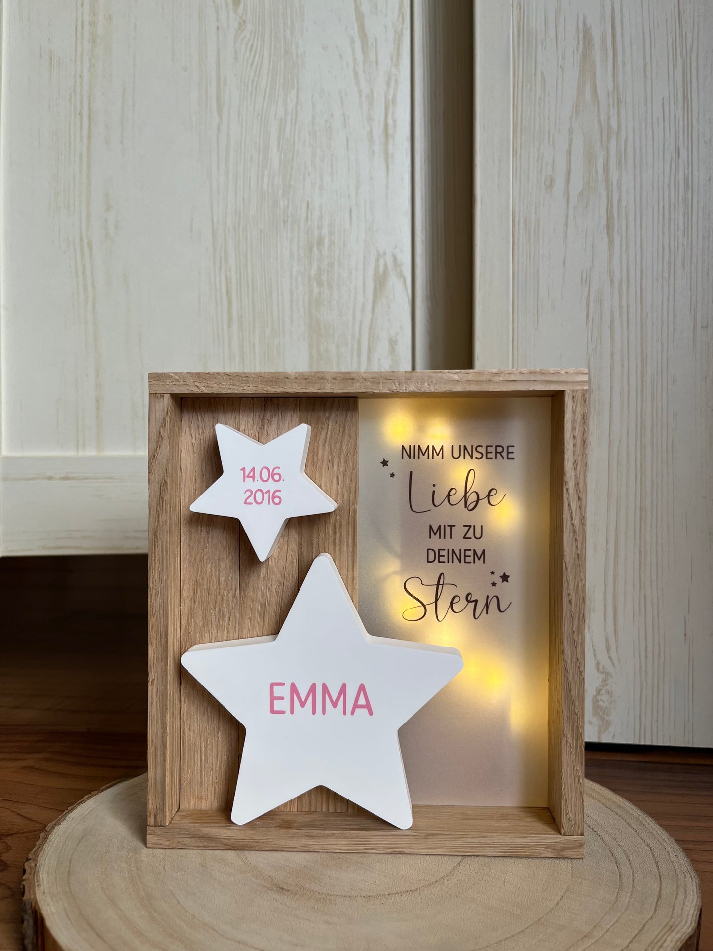 Trauerholzrahmen Sternenkind pink, Stern mit Name und Datum, Spruch auf Transparentpapier und LED-Lichterkette