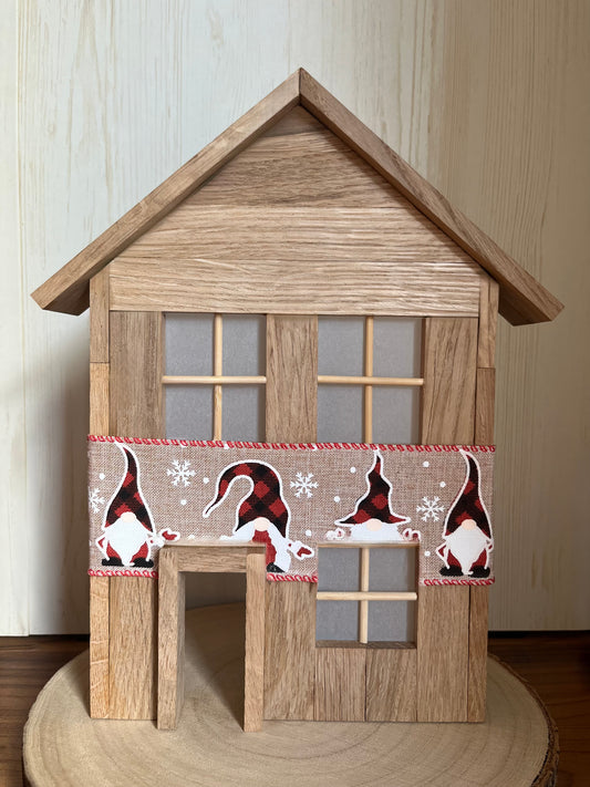 Kleines Lichthaus mit Transparentpapier, Dekorband und Lichterkette