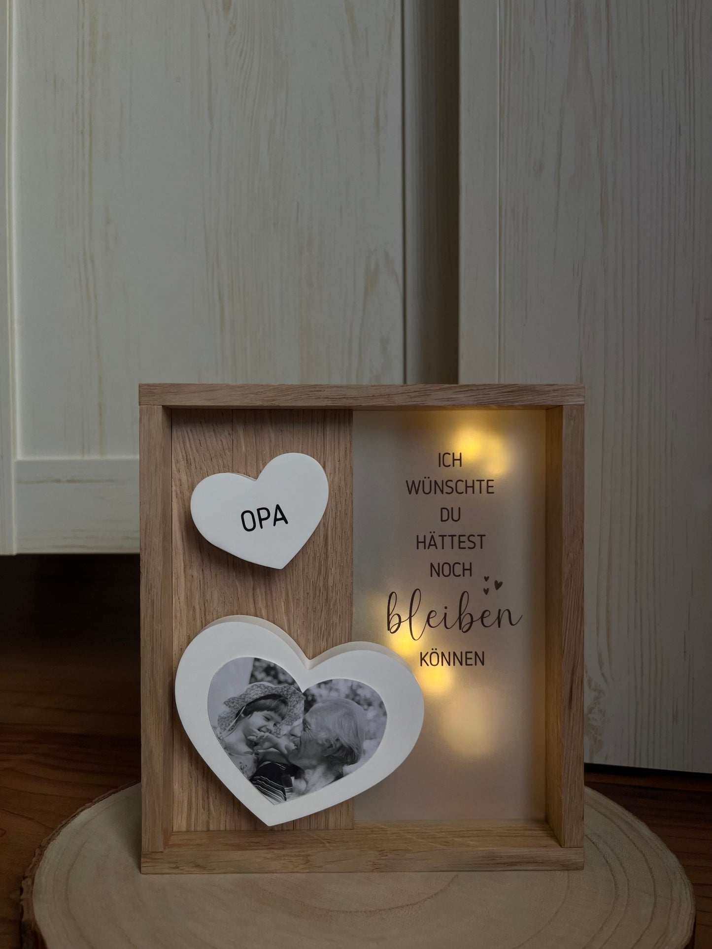 Trauerholzrahmen, Herzen mit Foto und Name, Spruch auf Transparentpapier und LED-Lichterkette