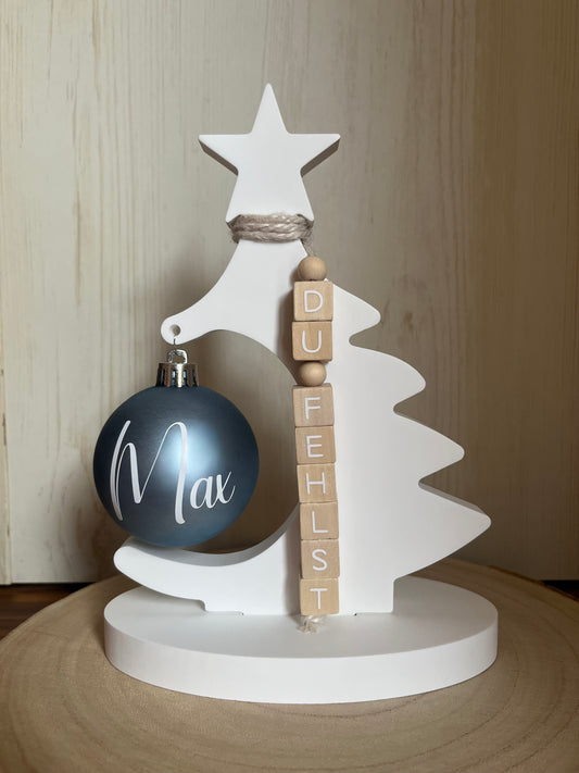 Erinnerungsbäumchen mit Holzperlenkette „Du fehlst“ und personalisierter Weihnachtskugel aus Kunststoff