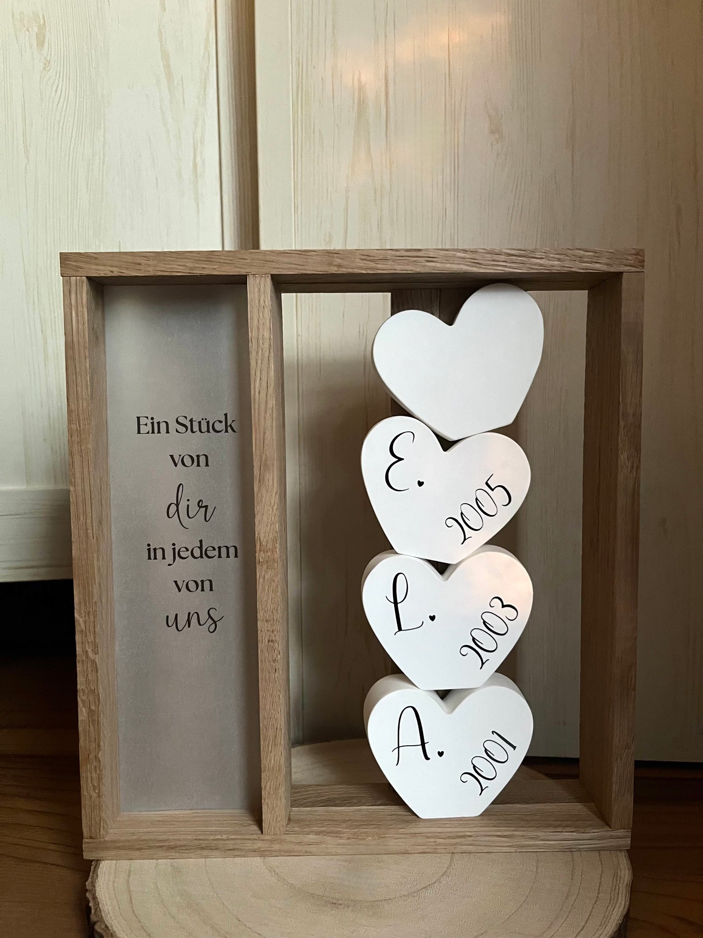 Holzrahmen Kinderinitialen, drei Anfangsbuchstaben mit Geburtsjahr, Spruch auf Transparentpapier und Lichterkette