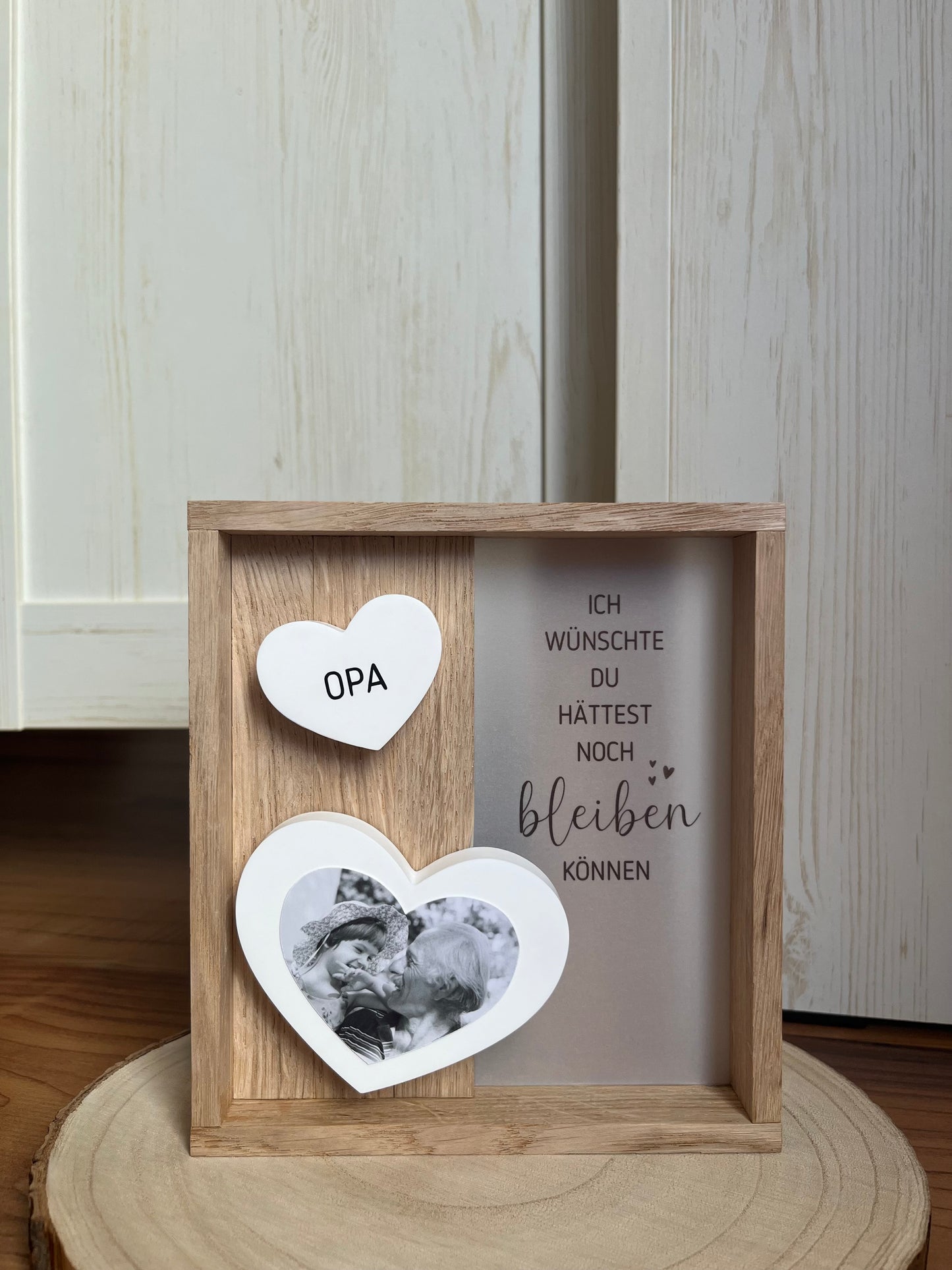 Trauerholzrahmen, Herzen mit Foto und Name, Spruch auf Transparentpapier und LED-Lichterkette