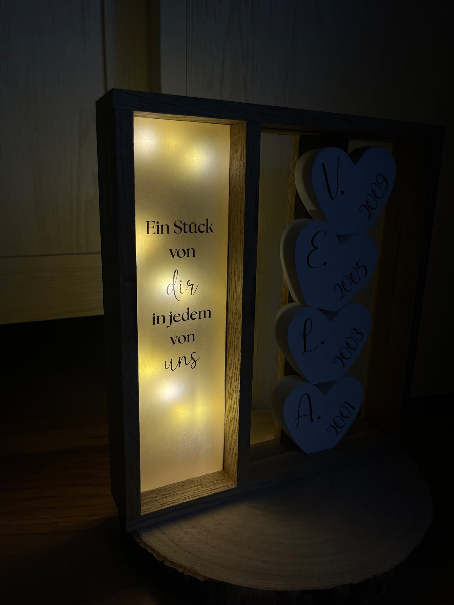 Holzrahmen Kinderinitialen, vier Anfangsbuchstaben mit Geburtsjahr, Spruch auf Transparentpapier und Lichterkette