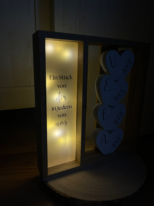 Holzrahmen Kinderinitialen, vier Anfangsbuchstaben mit Geburtsjahr, Spruch auf Transparentpapier und LED-Lichterkette