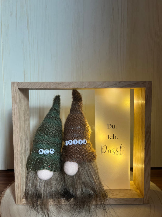 Holzrahmen Wichtel, zwei Wichtel mit Namenskette, Spruch auf Transparentpapier und LED-Lichterkette