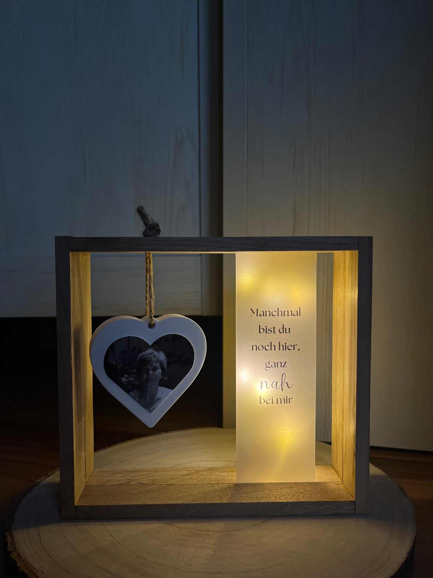 Trauerholzrahmen, Herz mit Foto, Spruch auf Transparentpapier und Lichterkette