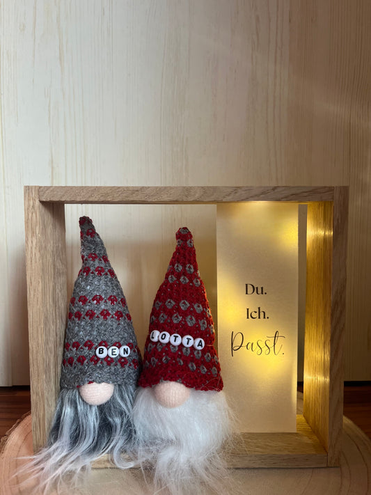 Holzrahmen Wichtel, zwei Wichtel mit Namenskette, Spruch auf Transparentpapier und LED-Lichterkette