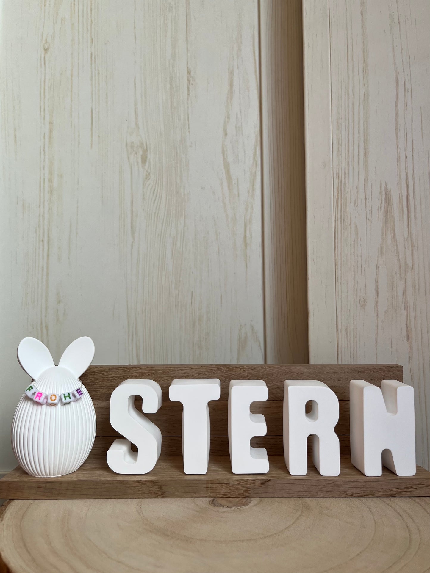 Schriftzug "Ostern" mit bunter Buchstabenkette und Klötzchenleiste