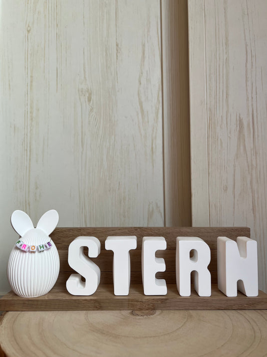 Schriftzug "Ostern" mit bunter Buchstabenkette und Klötzchenleiste