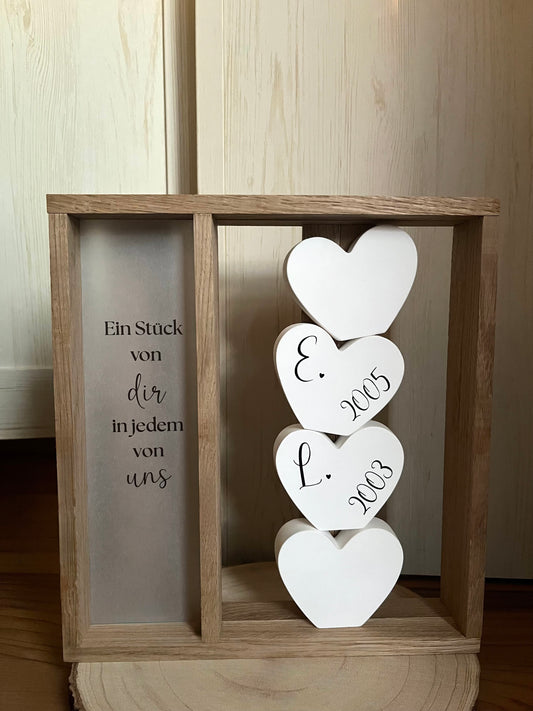 Holzrahmen Kinderinitialen, zwei Anfangsbuchstaben mit Geburtsjahr, Spruch auf Transparentpapier und Lichterkette