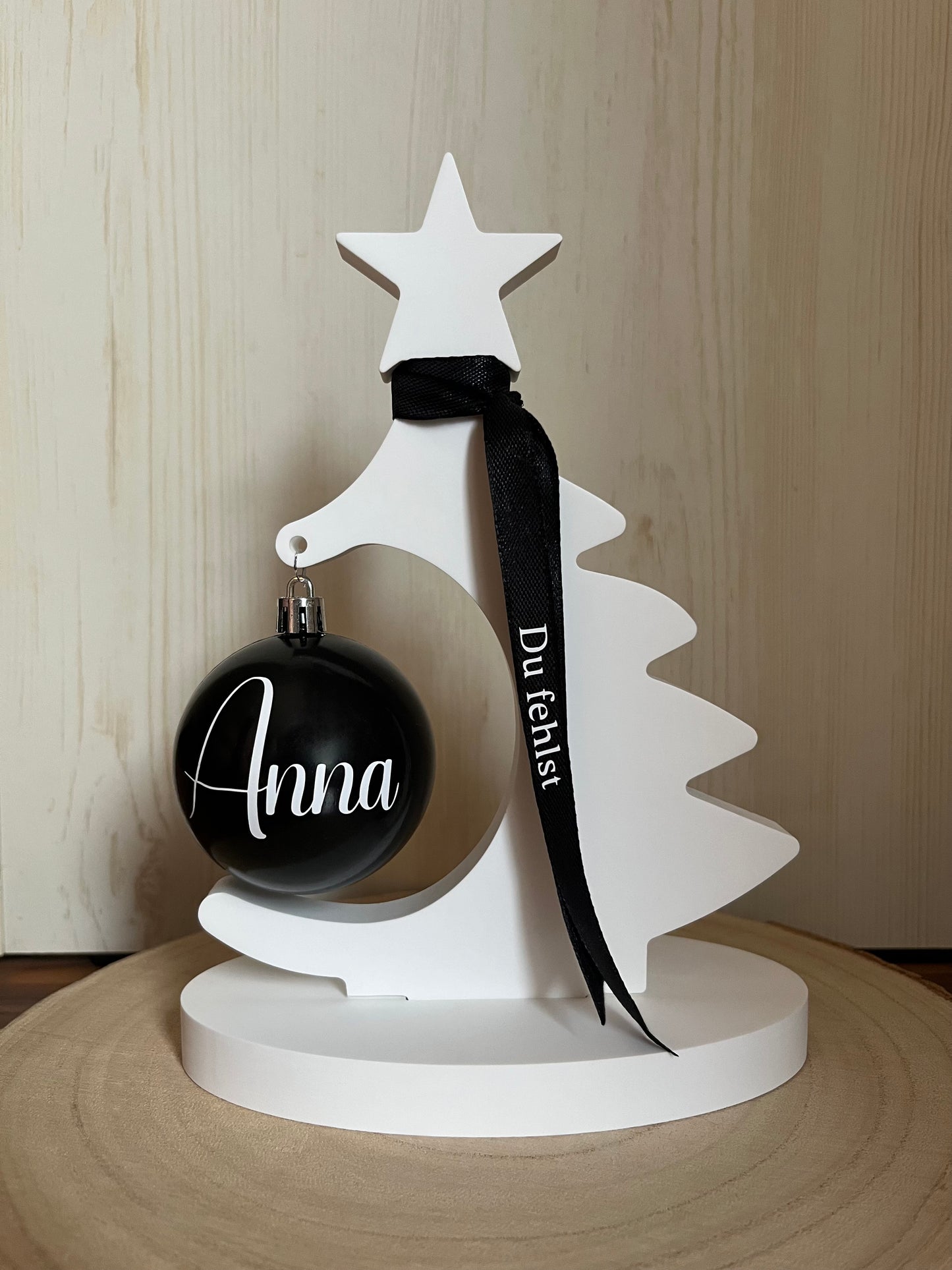 Erinnerungsbäumchen mit personalisierter Weihnachtskugel aus Kunststoff, schwarzer Banderole und Spruch