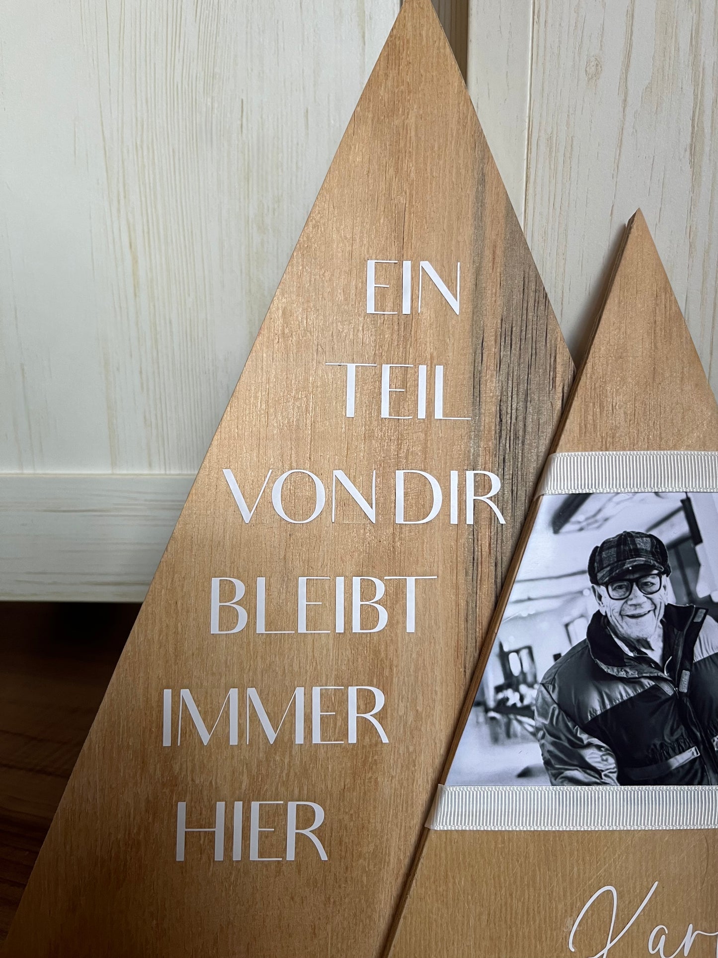 Trauerbaum mit Foto, Namen und Spruch