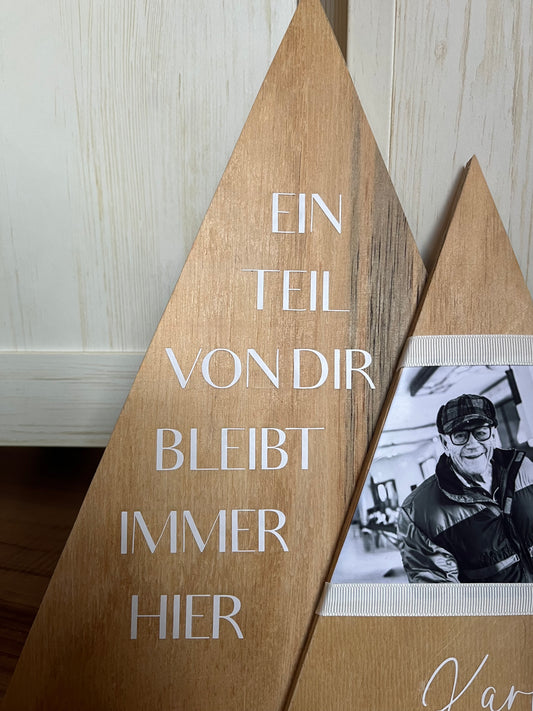 Trauerbaum mit Foto, Namen und Spruch