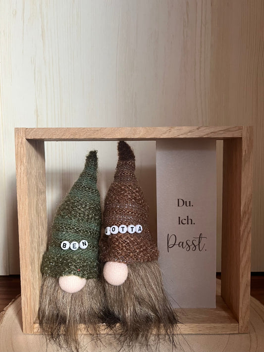 Holzrahmen Wichtel, zwei Wichtel mit Namenskette, Spruch auf Transparentpapier und Lichterkette