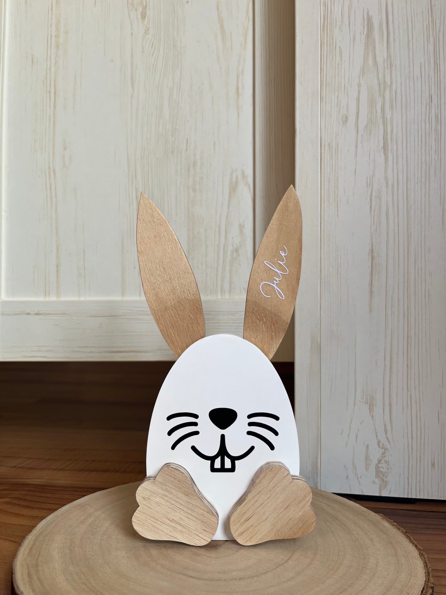 Stehender Hase groß mit Holzohren, Holzpfoten und Name