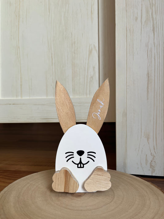 Stehender Hase klein mit Holzohren, Holzpfoten und Name