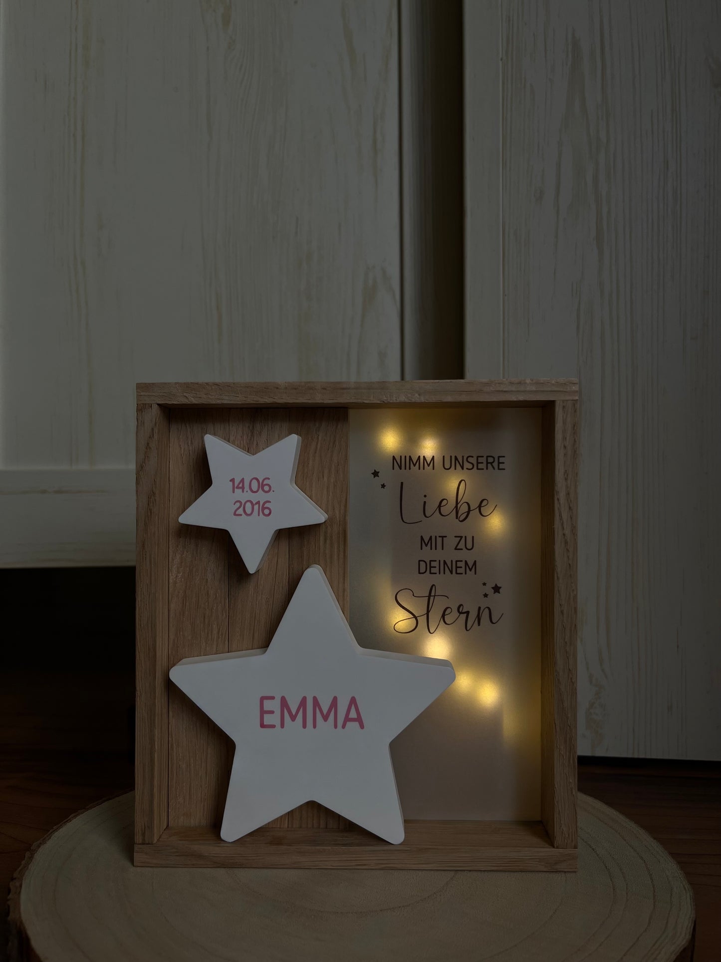 Trauerholzrahmen Sternenkind pink, Stern mit Name und Datum, Spruch auf Transparentpapier und LED-Lichterkette