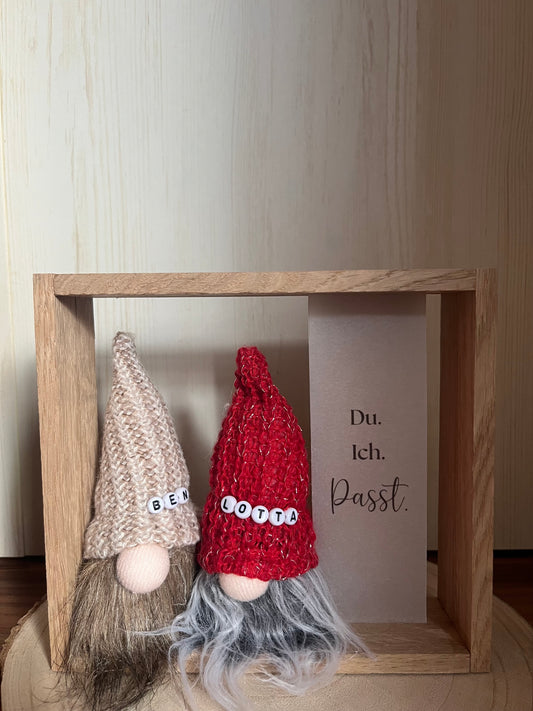 Holzrahmen Wichtel, zwei Wichtel mit Namenskette, Spruch auf Transparentpapier und Lichterkette