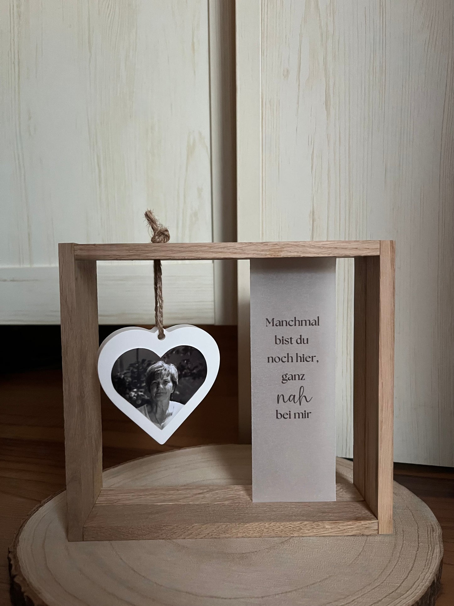 Trauerholzrahmen, Herz mit Foto, Spruch auf Transparentpapier und Lichterkette