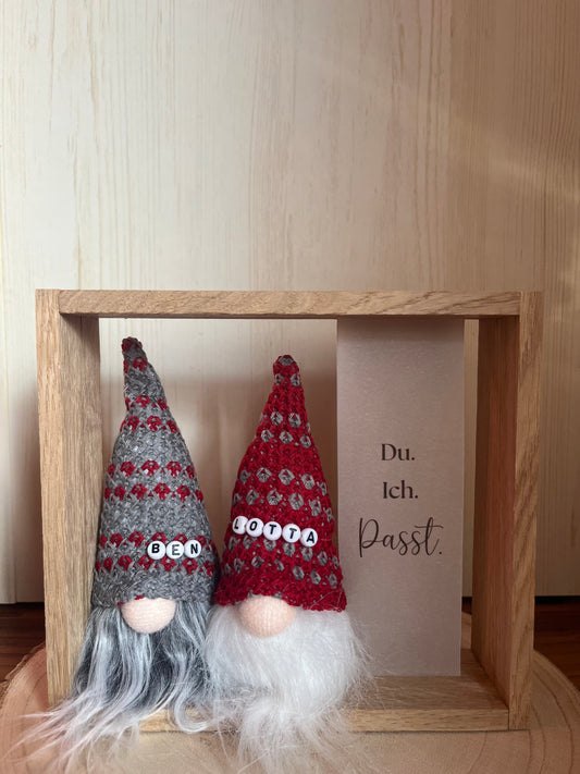 Holzrahmen Wichtel, zwei Wichtel mit Namenskette, Spruch auf Transparentpapier und Lichterkette