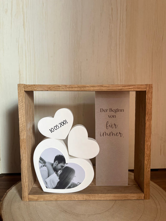 Holzrahmen Hochzeit, personalisierte Herzen mit Foto und Datum, Spruch auf Transparentpapier und LED-Lichterkette
