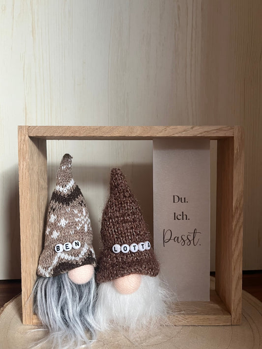 Holzrahmen Wichtel, zwei Wichtel mit Namenskette, Spruch auf Transparentpapier und Lichterkette