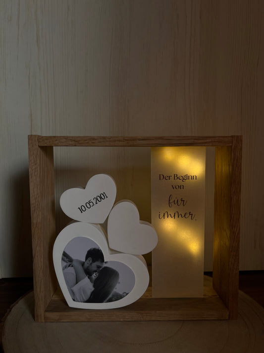 Holzrahmen Hochzeit, personalisierte Herzen mit Foto und Datum, Spruch auf Transparentpapier und LED-Lichterkette